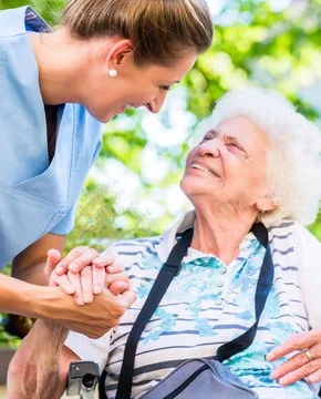 Pflegefachkraft begleitet Patienten in der Versorgung